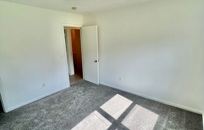 3 beds, 1 bath, $950