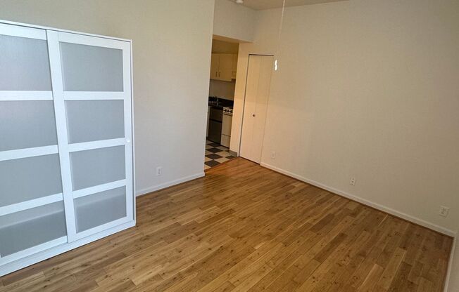 Studio, 1 bath, 320 sqft, $750, Unit 215