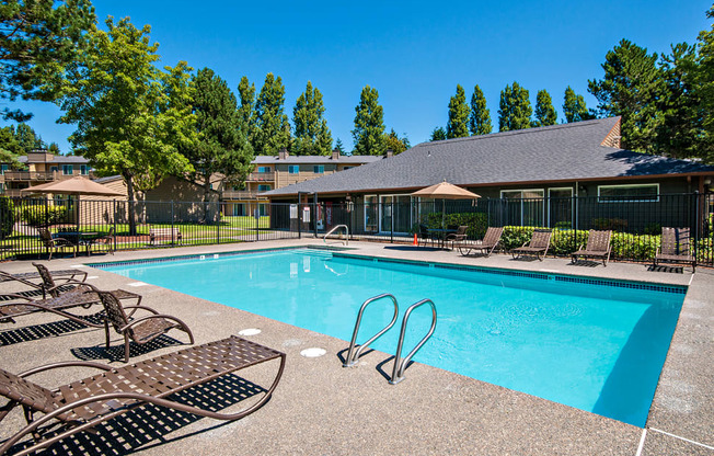 Hunt Club Apartments Pool