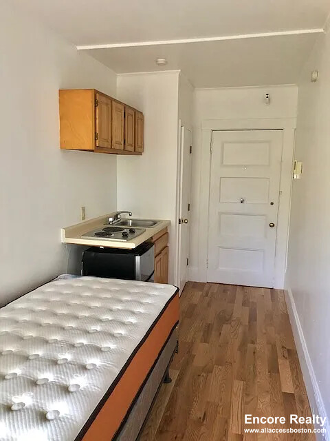 1061 BEACON ST