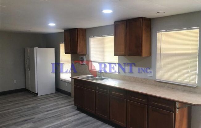 Newly renovated 4/2 Mobile home on large lot in Orlando**