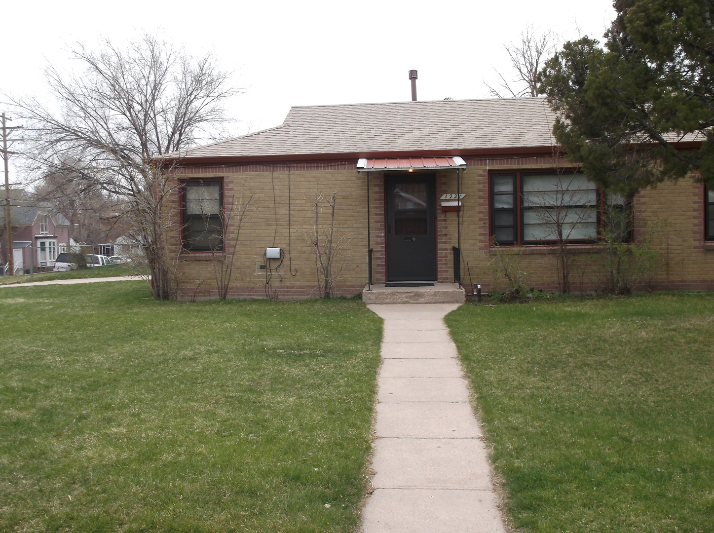 2 BEDROOM, 1 BATHROOM, DUPLEX WITH ALL UTILITIES INCLUDED!
