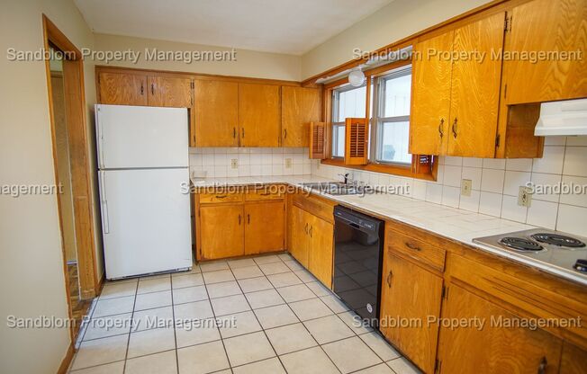 3 beds, 1.5 baths, $1,300