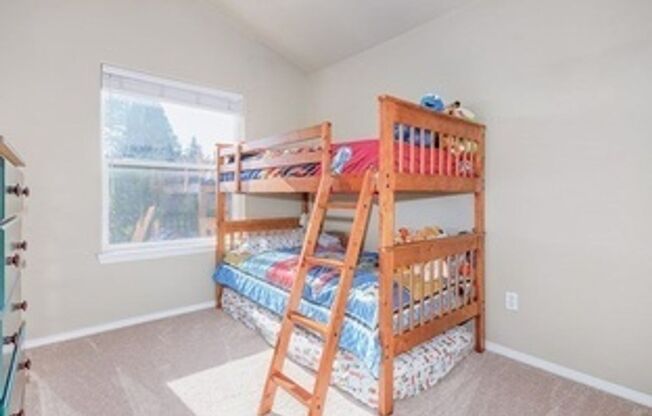 Wonderful Townhome Near Costco w/ Garage!