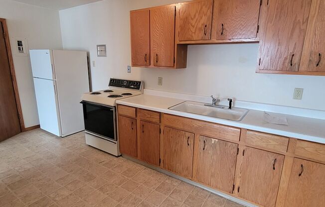 2 beds, 1 bath, $950, Unit 9