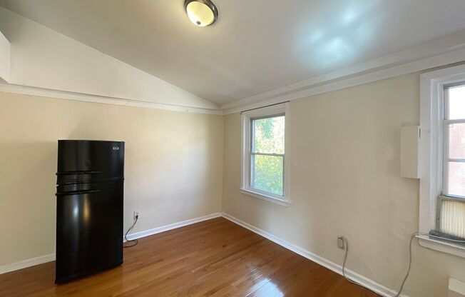 Studio, 1 bath, $995, Unit 6