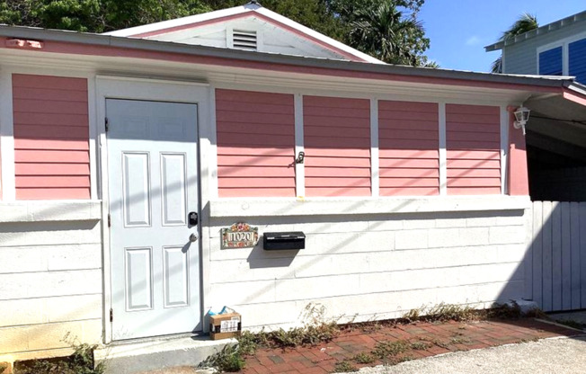 Great Location - 2 bedroom / 1 bath apartment with Covered Patio in Old Town Key West