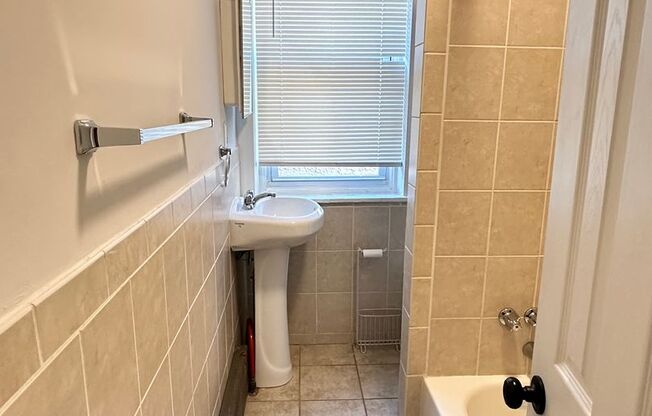 1 bed, 1 bath, $1,075, Unit 2R