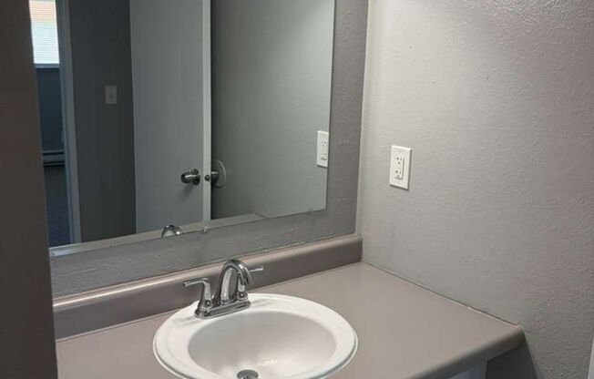 2 beds, 1 bath, 867 sqft, $1,250, Unit 601 F205