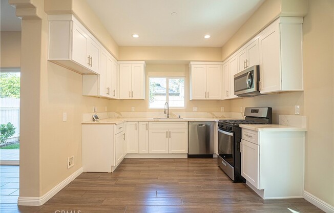 9246 CEDROS AVE