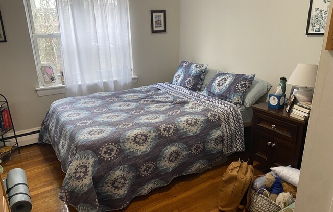 2 beds, 1 bath, $3,000, Unit 8