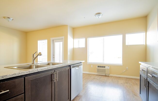 2 beds, 2 baths, 850 sqft, $1,435, Unit 3270-302