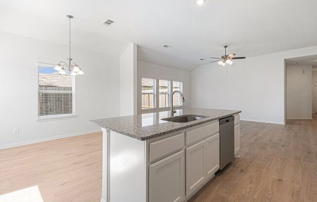 Columbia Lakes --- 4 bedroom/2 bath on an oversized 75' lot!!