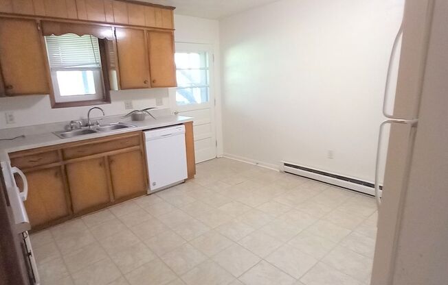 2 beds, 1 bath, 903 sqft, $1,240, Unit O-3