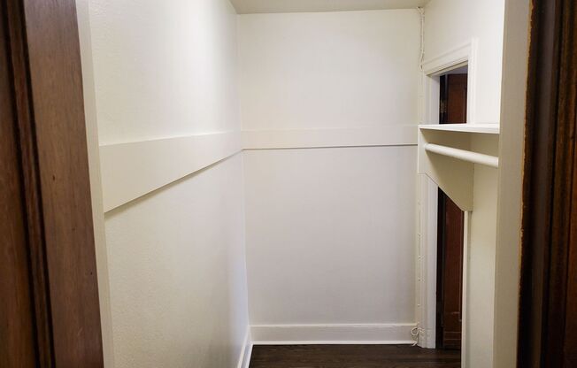 Studio, 1 bath, 429 sqft, $1,275, Unit Unit 208