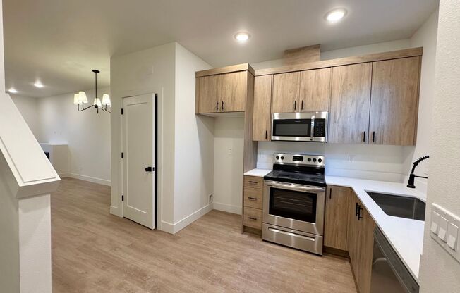 TWO WEEKS FREE RENT! Move-in Special! BRAND NEW 2BD/2.5B End-Unit Townhouse -