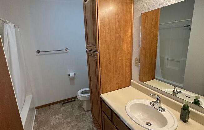 3 beds, 1 bath, $950