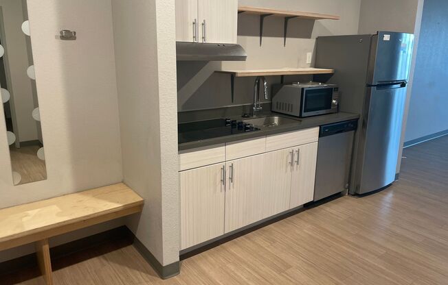 Studio, 1 bath, 734 sqft, $1,495, Unit 308