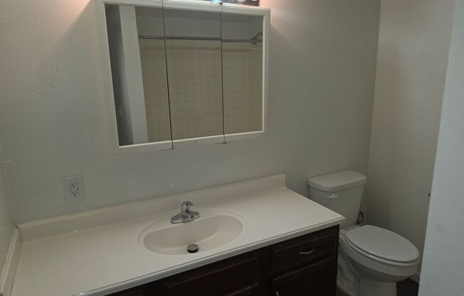 2 beds, 1 bath, 885 sqft, $750, Unit 110
