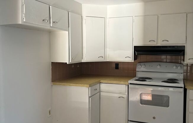 2 beds, 1 bath, 840 sqft, $1,300