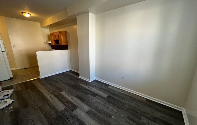 2 beds, 1 bath, $1,195, Unit 1F