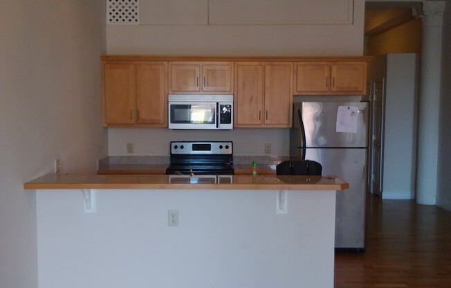 1 bed, 1 bath, 949 sqft, $1,300, Unit 9