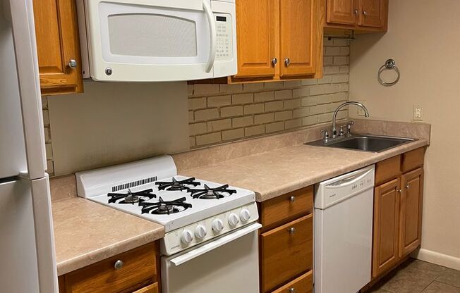 3 beds, 1.5 baths, $1,400, Unit Unit 23 all utilities included