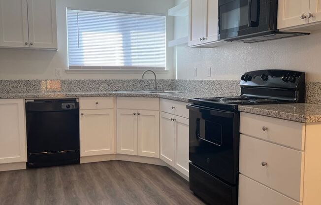 2 WEEKS FREE RENT November Special - Townhouse in a gated community near Creekside Golf Course