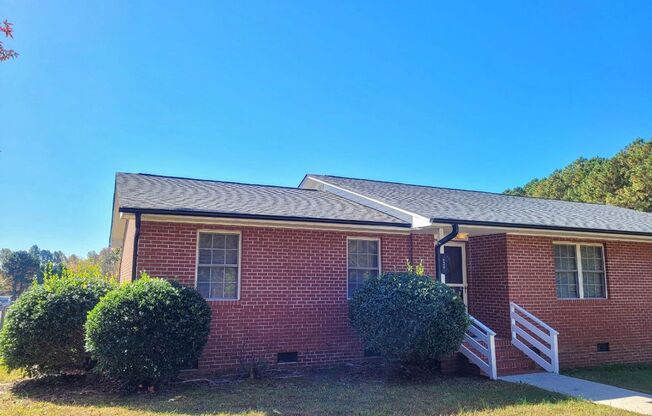 Spacious 3BD, 2.5BA Duplex in Clayton with Large Fenced Backyard