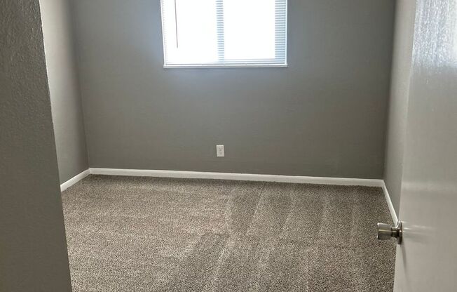 2 beds, 1 bath, 750 sqft, $1,070, Unit B04 1034 16