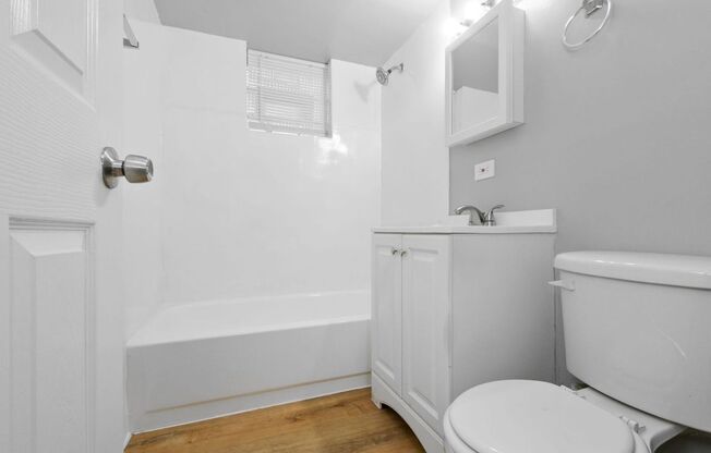 2 beds, 1 bath, 675 sqft, $1,595, Unit 4244 1/2 - 2E