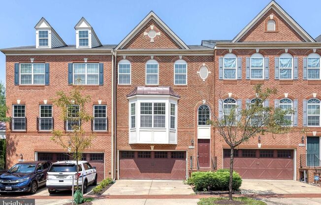 Welcome to 15330 Tewkesbury Place, a 3bd 2/2bth townhome in the highly coveted Beechtree Estate community.