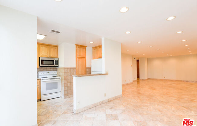 1 bed, 2 baths, 860 sqft, $3,100, Unit 905