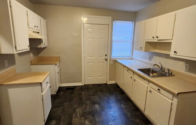 2 beds, 1 bath, 975 sqft, $750, Unit A2