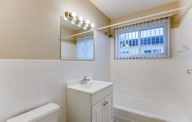 1 bed, 1 bath, 585 sqft, $950, Unit 4