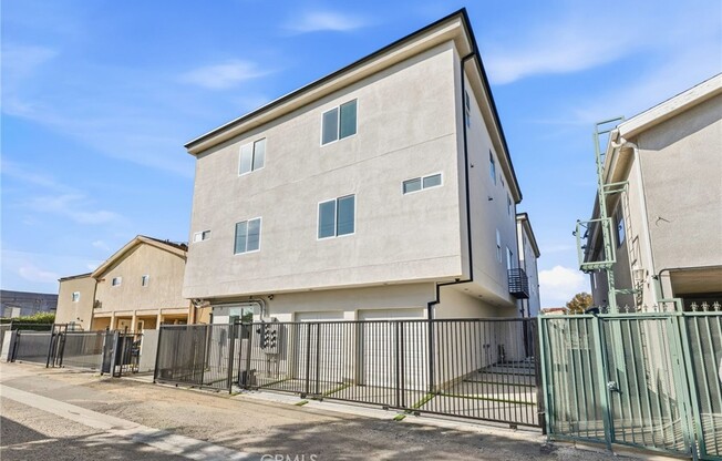 6556 BALBOA BLVD