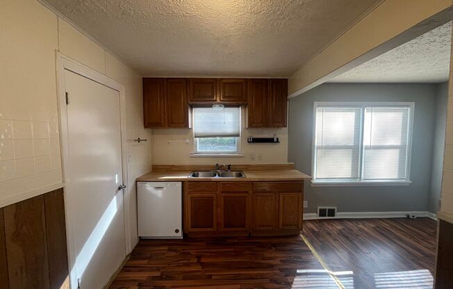 2 beds, 1 bath, $1,200