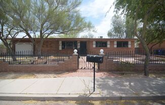 Charming 3 Bedroom 2 Bath House! Close to the UofA!