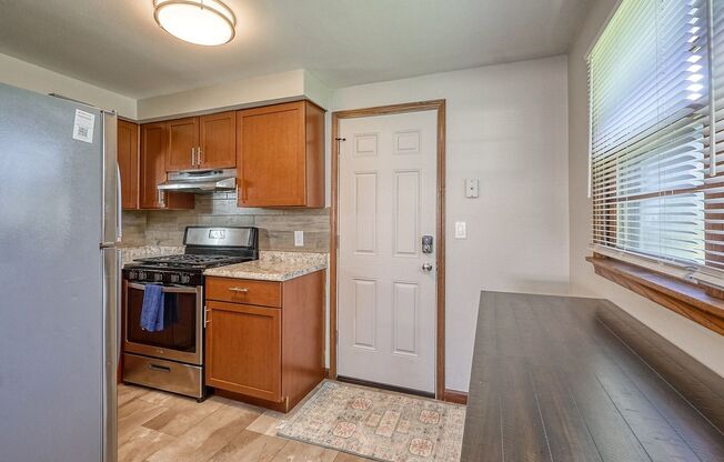 2 beds, 1 bath, $1,850, Unit # B