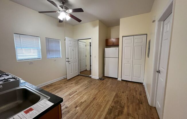 Charming 2BR Apartment Unit in Chicago