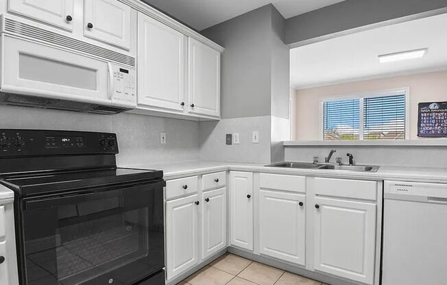 Great 3 BED/3 BATH Condo near LSU!