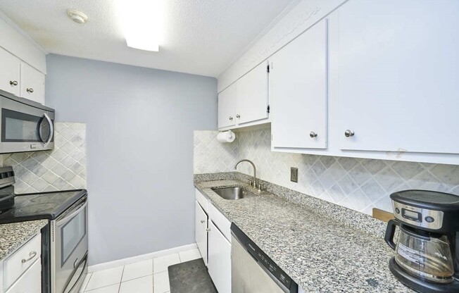 2 beds, 1 bath, 906 sqft, $2,300, Unit 215