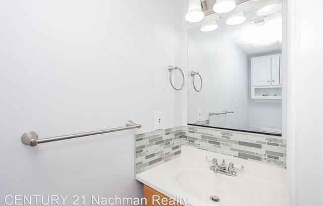 5751 W Hastings Arch