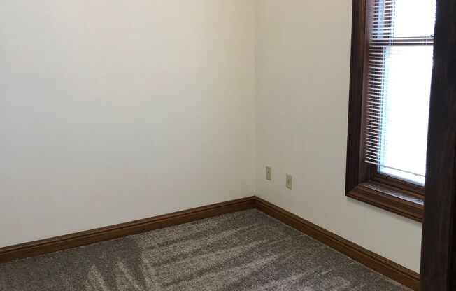 2 beds, 1 bath, $980, Unit 7