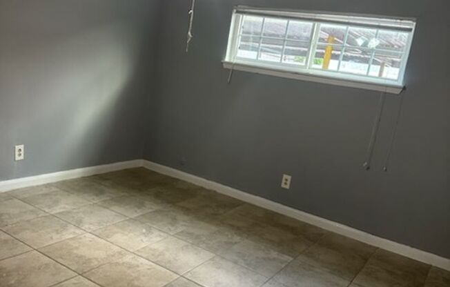 1 bed, 1 bath, 705 sqft, $900, Unit 43