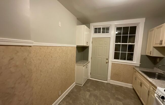 2 beds, 1 bath, $895