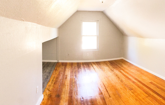 2BR/1BA Single Family Home! Renovated!