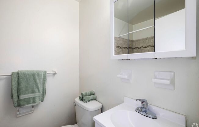 2 beds, 1 bath, 925 sqft, $1,469, Unit B04