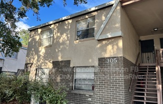 305 E WHITEHALL CT