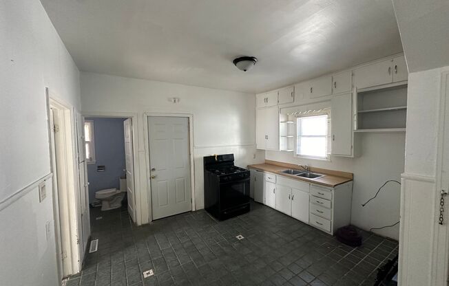 3 beds, 2 baths, $1,300